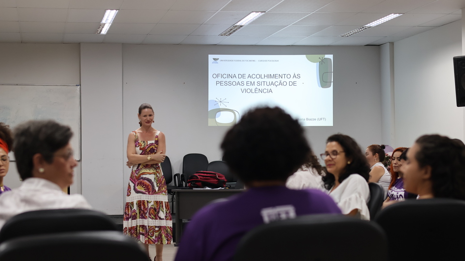 Juliana Biazze (em pé) durante palestra sobre acolhimento às pessoas em situação de violência (Foto: Karyne Assunção / Ouvidoria)